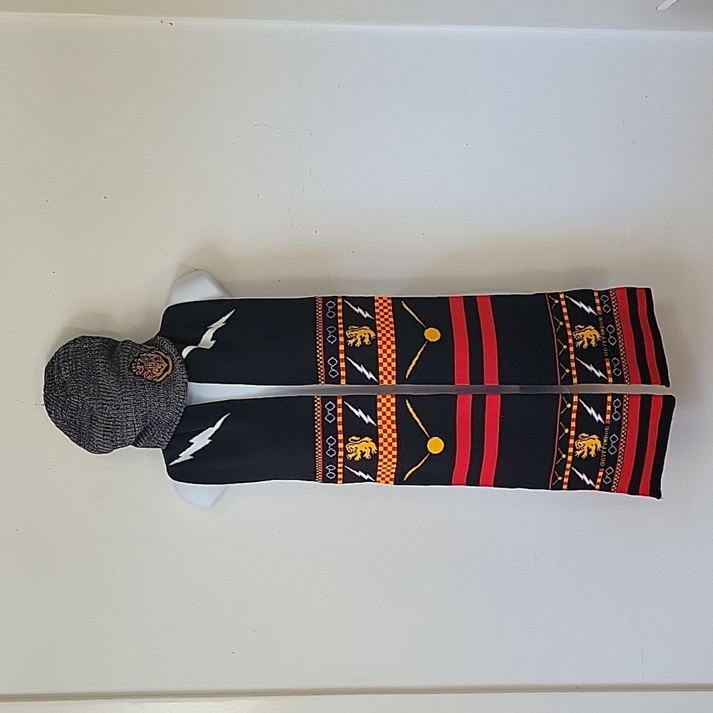 GUC harry potter gryffindor scarf and hogwartz heather gray beanie
